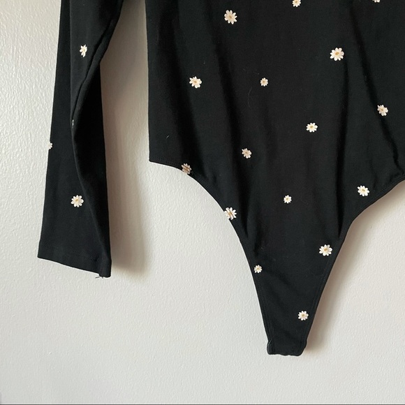 PINK Victoria’s Secret Black Daisy Print Long Sleeve Bodysuit - Picture 3 of 8